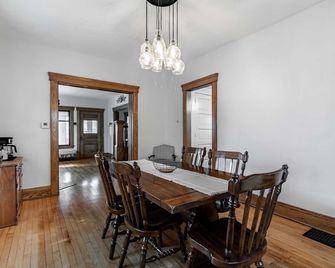 Walk to Downtown Kent - 3 BR House w Patio & Yard - Kent - Dining room