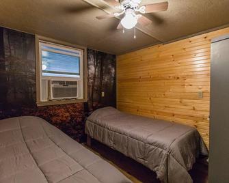 Lodge just off Indian Creek Perfect Getaway w Firepit, Hiking, Canoeing, Fishing - Anderson - Habitación