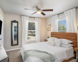 The Southern Sapphire - A Cozy Lake View Getaway - Granbury - Bedroom