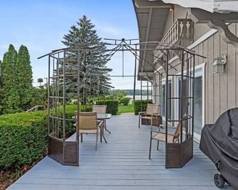 2 Lakefront Cottages With Docks, Bikes, Bbq - Newaygo - Patio