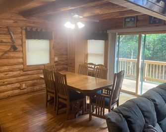 Year-round cabin, wooded riverfront on Lily River, WiFi, Central A/C, ATV Trails - Crandon - Dining room