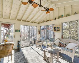 Luxury Lake Home, Amazing Views, Resort Amenities - Osage Beach - Living room