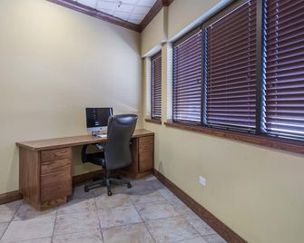 Badlands Inn & Suites - Dickinson - Business center