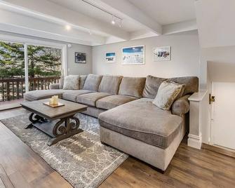 Cozy Ski Condo | 5 min from Stratton Mountain | Family-friendly! - Bondville - Living room