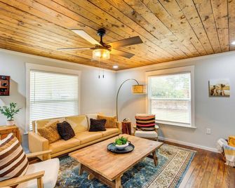 Lindale Vacation Rental with Deck and Grill! - Lindale