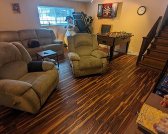 Lakefront tranquil chalet with spa near all outdoor activities - Val-Morin - Salon