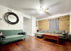 2 Bedroom in Downtown Dubuque/ Close to Galena IL - Dubuque - Vardagsrum