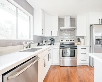 Spacious 6-BR Farmhouse near Downtown - Seattle - Kitchen