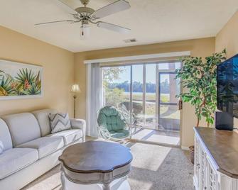 Pawleys Island Condo with Screened Porch and Golfing! - Pawleys Island - Living room