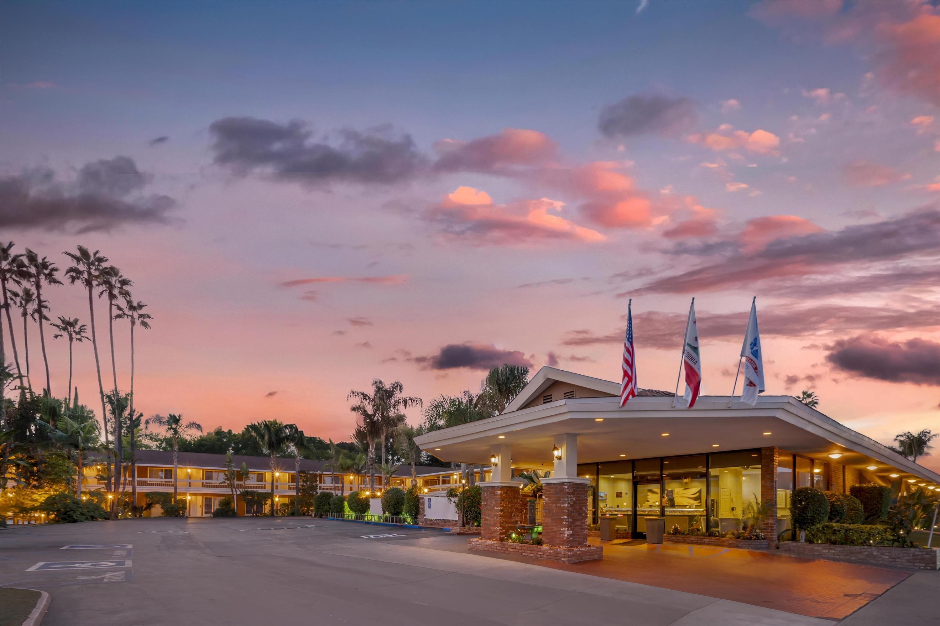 Best Western Plus Carriage Inn thumbnail 2