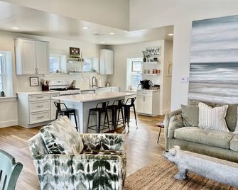 Muskegon Channel Waterfront Home, Lake Michigan Beaches, Pet Friendly too - Muskegon - Kitchen