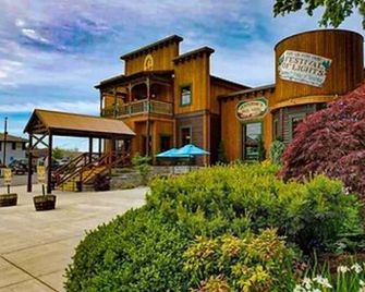 Family, Friends, and Lake Views @ 'All Decked Out' - Eddyville - Gebouw