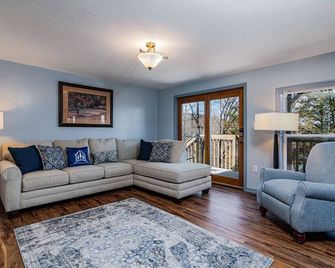 Lakeside Landing Suite - Hollister - Living room