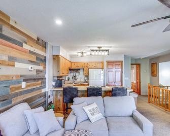 Beach and Lake Access Brainerd Townhome - Brainerd - Living room
