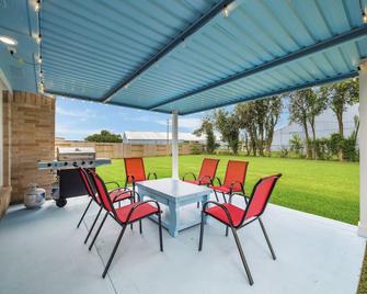 Space & Sunshine Retreat - Houston - Patio