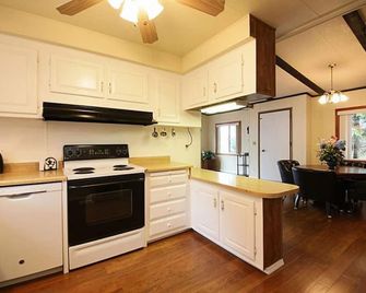 Waterfront cottage - Free Wi-Fi - fully fenced backyard - Freeland - Kitchen