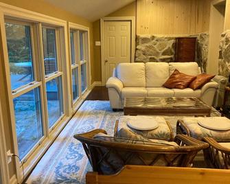 Recent Listing: Elegant Living Space; Nature Lover's Haven; Chef's Paradise - Gilmour - Sala de estar