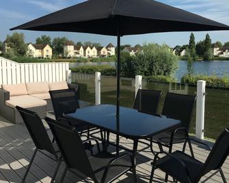 Beautiful Lakeside House in the heart of the Cotswolds - Cirencester - Patio