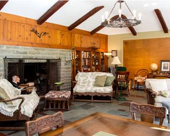 Impressive Cottage Rental with Private Waterfalls near Watkins Glen, New York - Dundee - Living room