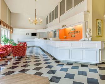 Howard Johnson by Wyndham Williamsburg - וויליאמסברג - דלפק קבלה