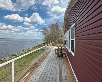 Beautiful two-bedroom waterfront cottage. Unbelievable Sunsets. - Miramichi - Balcón