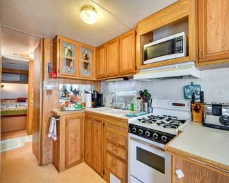 Yuma Getaway with Pool Access, 5 Mi to Lutes Casino! - Yuma - Kitchen