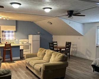 Charming 1-bedroom apartment in Clinton, MS with AC, WiFi. Close to restaurants - Clinton - Living room