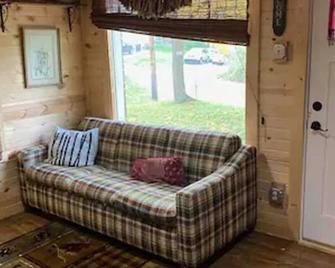 Rural Ranch and Garden Home on the Outskirts of Davenport - Davenport - Living room