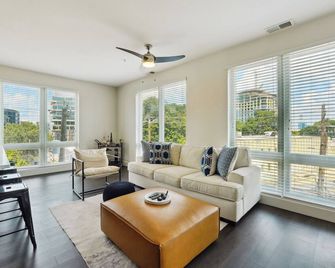 Contemporary 2-bedroom apartment in fabulous Atlanta. Located in west midtown.. - Atlanta - Salon