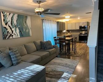 Charming 3 Bedroom Condo in South Dallas - Duncanville - Living room