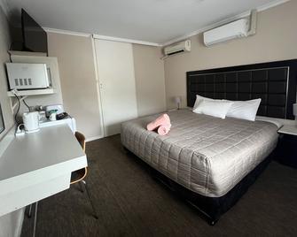 Almond Inn Motel - טמוורת' - חדר שינה