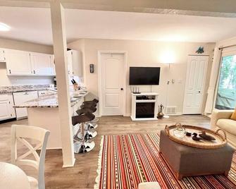 Windmill Cottage at Abbey Springs Near Lake & Shops - Fontana-On-Geneva Lake