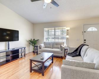Charming Hinesville Home Less Than 6 Mi to Fort Stewart - Hinesville - Living room
