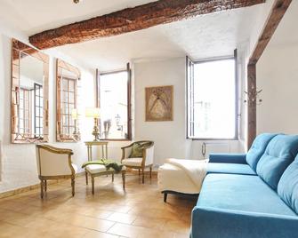 Welcome to this beautiful vacation apartment. - Grasse - Vardagsrum