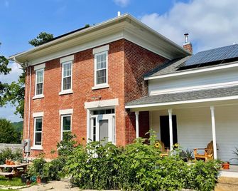 Decorah House- Airy, modern, full of natural light, 5 blocks to downtown - Decorah - Building