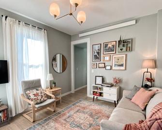 Sunny+Serene Dwntwn Apt w/ Gorgeous River Views! - The Dalles - Living room