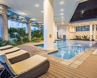 โรงแรมซาวอย มะนิลา - โรงแรมอเนกประสงค์ - มะนิลา - สระว่ายน้ำ