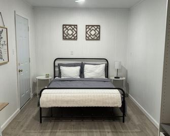 Cozy Minimalistic One Bedroom Home - Indian Trail - Habitación