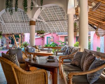 PinkCoco Uluwatu - Constant Surprises & for Cool Adults Only - South Kuta - Restaurante