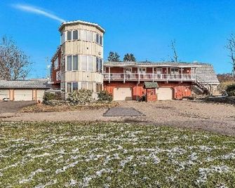 Two Master Bedroom Suite at The Red Barn Village - Clarks Summit - Building