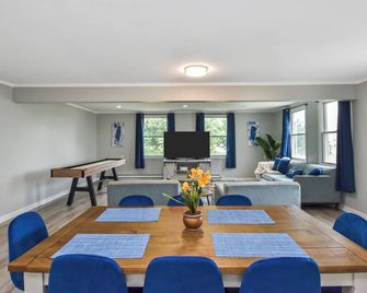Escape w/Game Room near Louisville Slugger Sports Complex - pet friendly - Peoria - Dining room