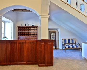 Dvur Pecinov - Benešov - Front desk