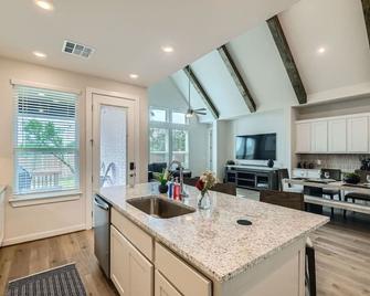 Scholars' House+4 min drive 2 Texas A&M University - סן אנטוניו - מטבח