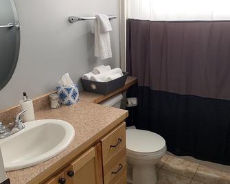 This Beautiful Rancher Style Home Located Near The Majestic Well Grey Park. - Clearwater - Bathroom