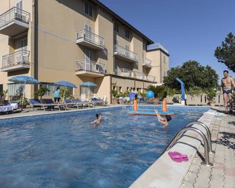 Hotel Darsena - Passignano sul Trasimeno - Piscina