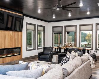 Caddo Patio: Waterfront cabin with large porch, game room, & theater room - Glenwood - Sala de estar