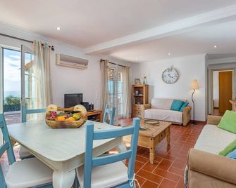 Villa Mimao boasts the perfect location almost directly on the wonderful beach of Manuel Lourenço - Albufeira - Salle à manger
