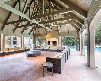 Smooth 2/2 Condo in Buckhead, centrally located! - Atlanta - Piscina