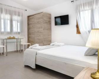 Komitsa Luxury Apartments - Nea Roda - Habitación
