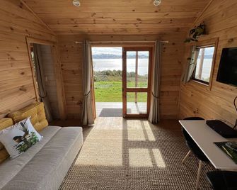 No other quite like it! Waterfront private cabin stay. - Mangonui - Obývací pokoj
